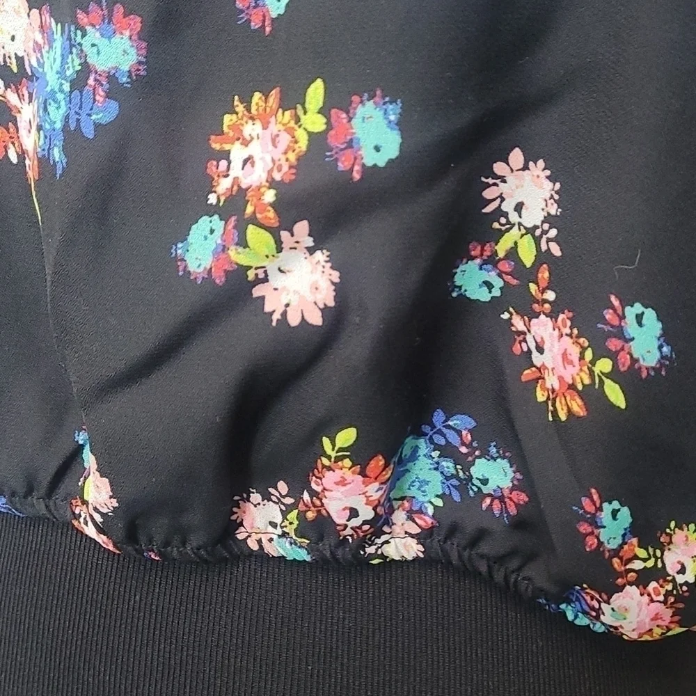 Womens Floral Crop Top Charlotte Russe Sz L Black - Picture 3 of 6